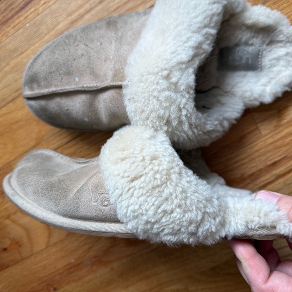 UGG slippers size 8 - Picture 9 of 13